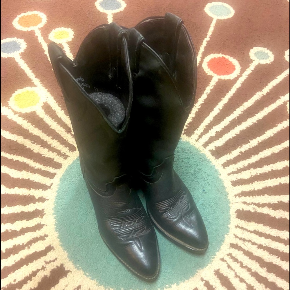 ꧁𝕊𝕆𝕃𝔻!꧂ Black cowgirl boots🐮 by Laredo